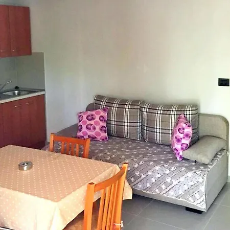 Apartment Cintya *